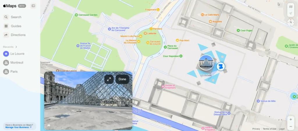 واجهة خرائط آبل على الويب تُظهر ميزة "Look Around" مع عرض بانورامي لمتحف اللوفر في باريس، بما في ذلك الخريطة التفصيلية وأيقونة المنظار.