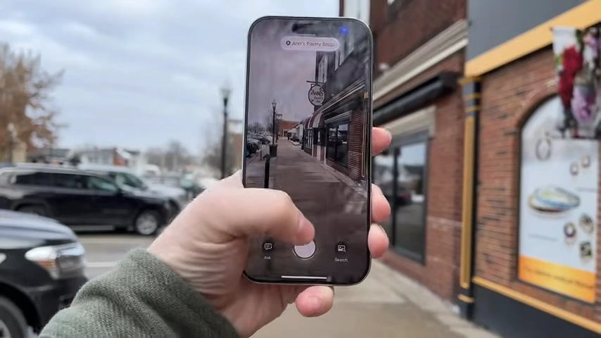 صورة توضح استخدام ميزة الذكاء المرئي للتعرف على الأماكن