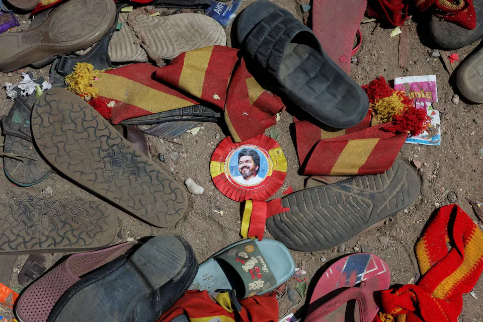 شارة تحمل صورة الممثل والسياسي فيجاي ملقاة بين أحذية وأغراض شخصية تركها الحضور في موقع حادث التدافع خلال تجمع انتخابي لحزب تاميلاغا فيتري كازهاغام في منطقة كارور بولاية تاميل نادو الهندية