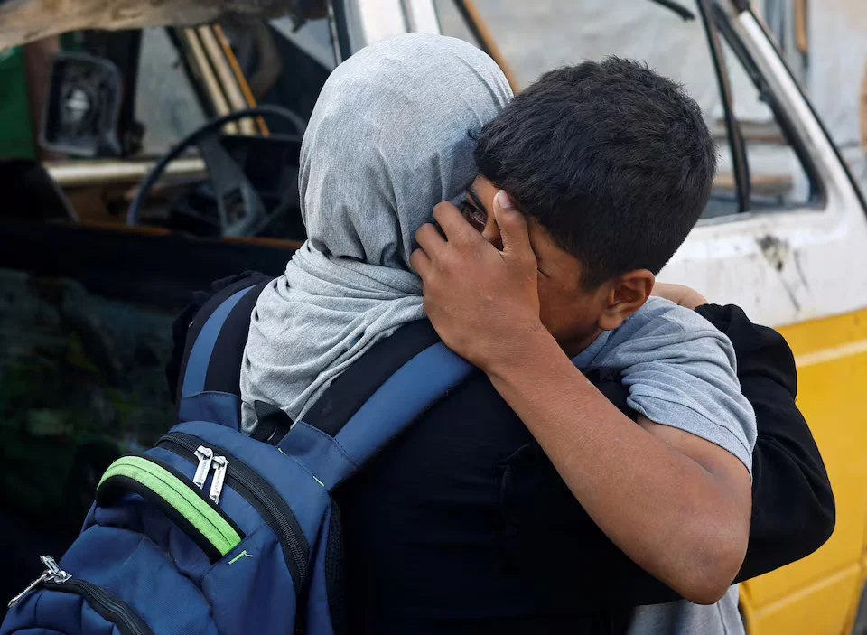 مشهد مؤلم لمشيعين خلال جنازة فلسطينيين استشهدوا في غارات ليلية مع استمرار هجوم إسرائيل البري على غزة وتفاقم الخسائر البشرية