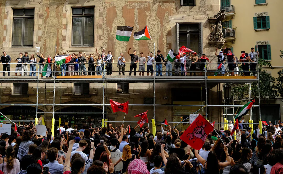طلاب يشاركون في مظاهرات أوروبية مؤيدة لفلسطين في برشلونة احتجاجًا على اعتراض أسطول المساعدات إلى غزة (رويترز)
