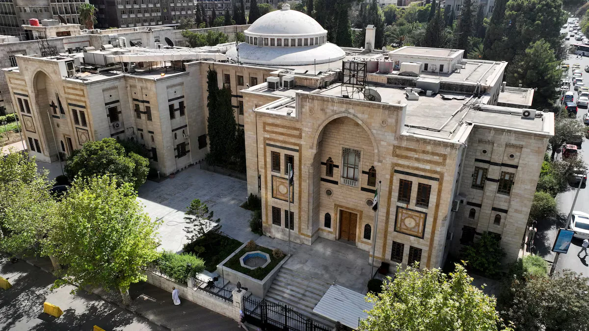 مبنى البرلمان السوري في دمشق، بالتزامن مع إعلان الحكومة عن إجراء أول انتخابات برلمانية سورية 2025 منذ انهيار نظام بشار الأسد (رويترز)