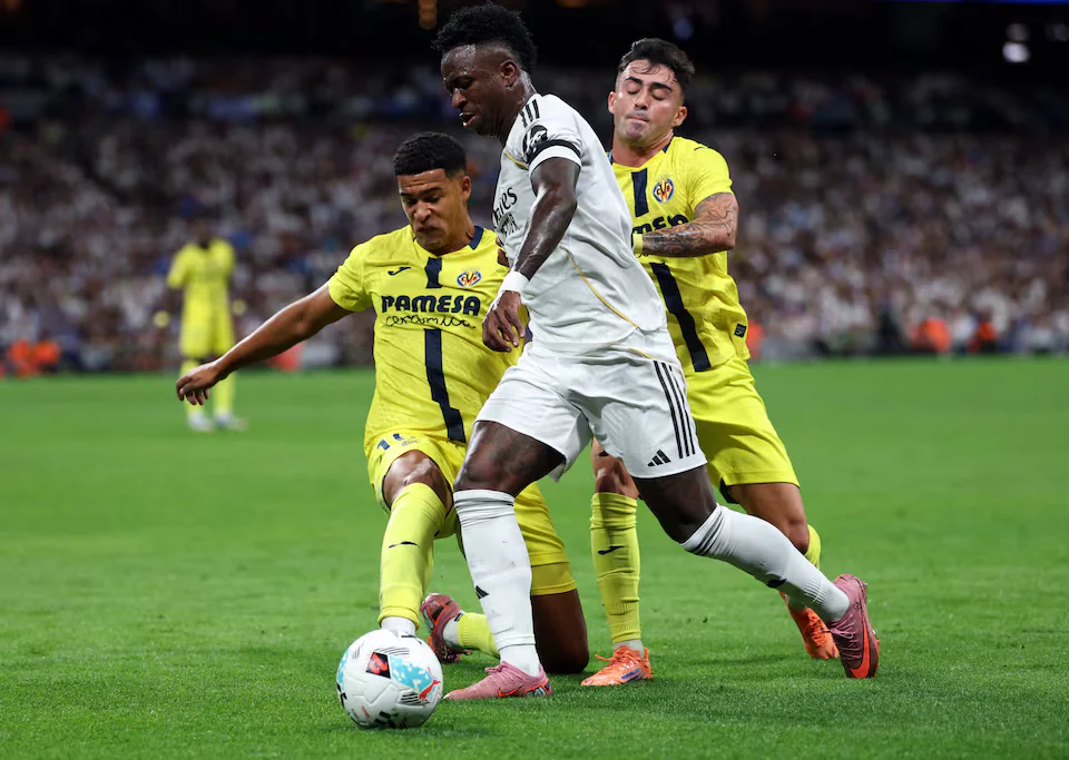 فينيسيوس ريال مدريد يناور لاعبي فياريال ألبرتو مولييرو وسانتياغو مورينو في مواجهة مثيرة على ملعب سانتياغو برنابيو ضمن الدوري الإسباني