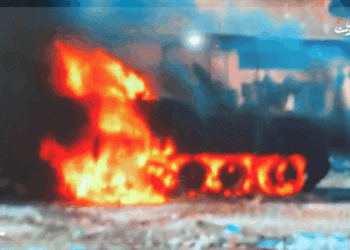 ناقلة جنود اسرائيلية من نوع النمر محترقة بفعل صاروخ مضاد للدروع اطلقته المقاومة الفلسطينية في غزة