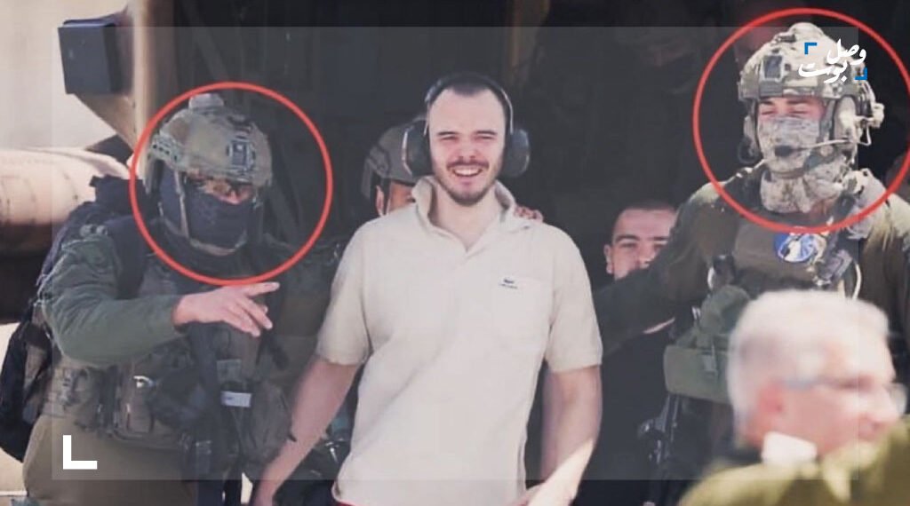 صورة لنقل احد المحتجزين التذين تم تخليصهم اثناء العملية