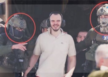 صورة لنقل احد المحتجزين التذين تم تخليصهم اثناء العملية