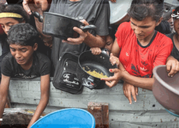 اطفال من غزة ينتظرون وجبة الطاعم في ظل الحرب والحصار الاسرائيلي