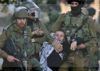 شاب فلسطيني اثناء اعتقاله من قبل جنود اسرائيليين في احد المدن الفلسطينية