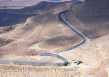 نتنياهو من الحدود مع الأردن يتعهد ببناء جدار حصين