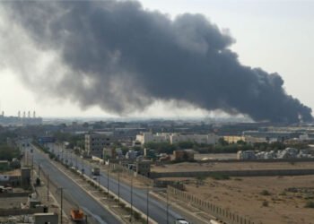 إسرائيل تهاجم ميناء ومطار الحديدة ومحطات طاقة للمرة الثانية