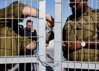 توقيف عشرات الجنود الاسرائيليين عن الخدمة