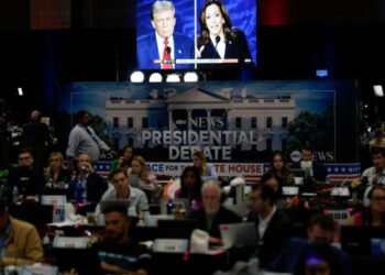 وعود "السلام" تتصدر حملتي هاريس وترامب لاستقطاب الناخبين العرب والمسلمين