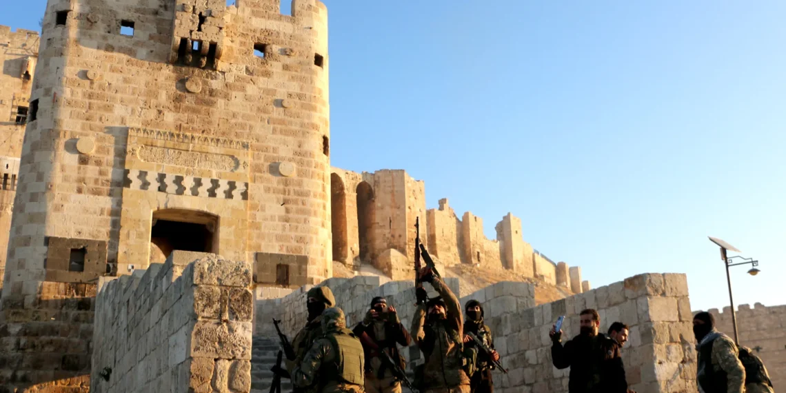 تقارير دولية: الأسد يتلقى ضغوطًا للمغادرة وسط تقدم المعارضة