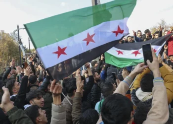 سوريا ما بعد الأسد: مباحثات سياسية وغارات إسرائيلية وتفاؤل شعبي