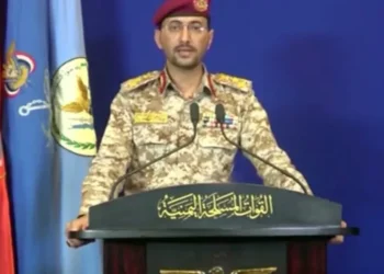 تصعيد حوثي غير مسبوق: استهداف سفن أميركية وإسرائيلية بالصواريخ والمسيّرات