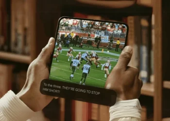 صورة توضح ميزة "التعليقات المصاحبة التعبيرية" على جهاز أندرويد.