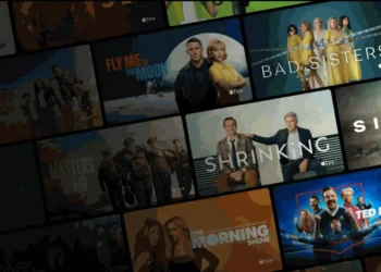 شاشة تعرض قائمة مسلسلات وأفلام Apple TV+ بما في ذلك Ted Lasso وSeverance، مع شعار Apple TV+.