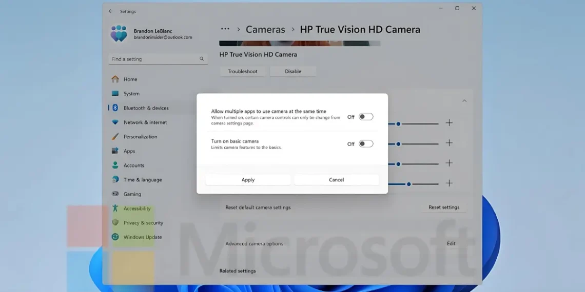 واجهة إعدادات الكاميرا في ويندوز 11 تعرض خيارات السطوع والتباين والتكبير.