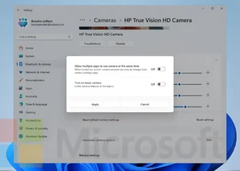 واجهة إعدادات الكاميرا في ويندوز 11 تعرض خيارات السطوع والتباين والتكبير.