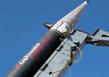 صاروخ يمني يضرب تل أبيب ويخلّف 16 إصابة وسط تصعيد متبادل