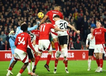 نوتنغهام يفرض التعادل على ليفربول ويوقف انتصاراته في الدوري الإنجليزي الممتاز