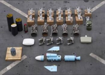 الحوثيون يعلنون استهداف حاملة طائرات أمريكية ويكشفون عن تقنيات عسكرية متطورة