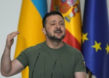 زيلينسكي يدعو لمشاركة غربية في مفاوضات السلام مع روسيا وسط تصعيد عسكري مستمر