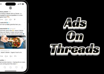 صورة توضح عرض الإعلانات كصور بين المنشورات في الصفحة الرئيسية لمنصة ثردز، مع خيارات التحكم المتاحة للمستخدمين.