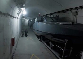 إيران تكشف عن قاعدة بحرية سرية "قادرة على ضرب أميركا"