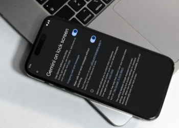 صورة تعبيرية عن استخدام مساعد Gemini الجديد على أندرويد دون الحاجة لفتح الهاتف.