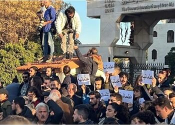 هل المواقف المتباينة لجيران سوريا سيمكن بعضها من محاولة إجهاض التحول السياسي