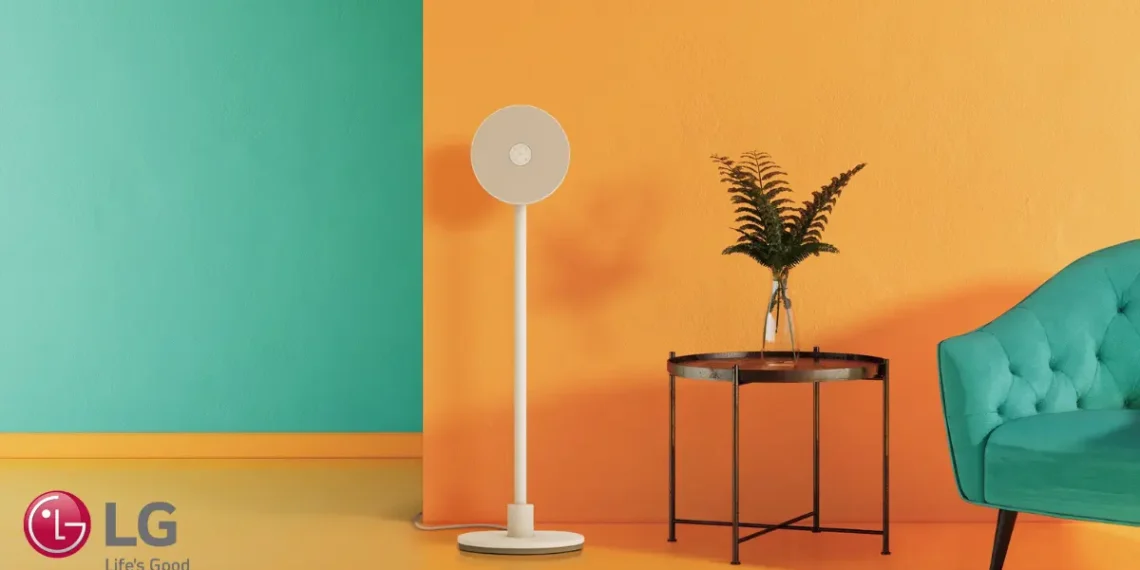 جهاز عرض LG الجديد 4K مع مكبر صوت ومصباح LED في تصميم عصري.