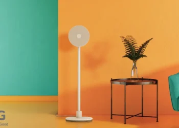 جهاز عرض LG الجديد 4K مع مكبر صوت ومصباح LED في تصميم عصري.