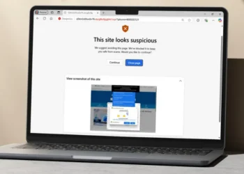 لقطة شاشة لميزة "مانع برمجيات التخويف" في متصفح مايكروسوفت إيدج تعرض تحذيرًا من موقع احتيالي.