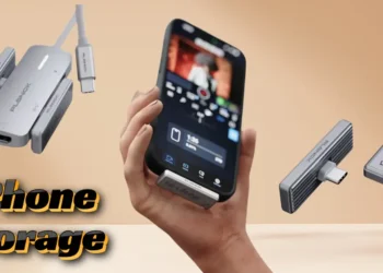 صورة لوحدة تخزين ShiftCam Planck SSD المتصلة بهاتف آيفون عبر منفذ USB-C، مع عرض الحجم الصغير وسرعات الأداء العالية.