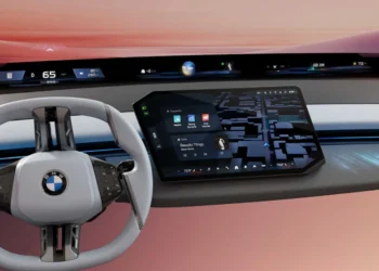 صورة توضيحية لنظام BMW iDrive الجديد 2025 تظهر الشاشة البانورامية وتصميم عجلة القيادة المبتكرة- مصدر الصورة: BMW.