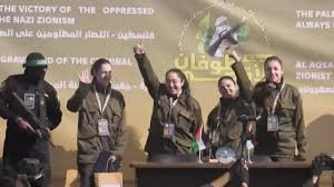 تسليم الأسيرات الإسرائيليات: رسالة قوة وسيطرة من حماس في غزة