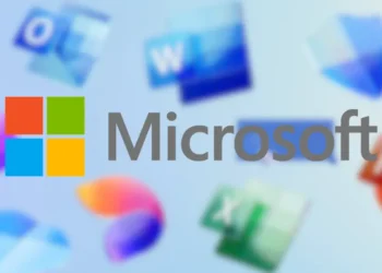 صورة توضيحية لتحديثات Microsoft 365 تشمل ميزات الذكاء الاصطناعي الجديدة مثل Copilot وDesigner مع تفاصيل زيادة الأسعار.