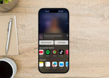 صورة توضح ميزة التحكم عن بُعد في جهاز آيفون عبر مشاركة الشاشة في iOS 18 باستخدام تطبيق FaceTime.