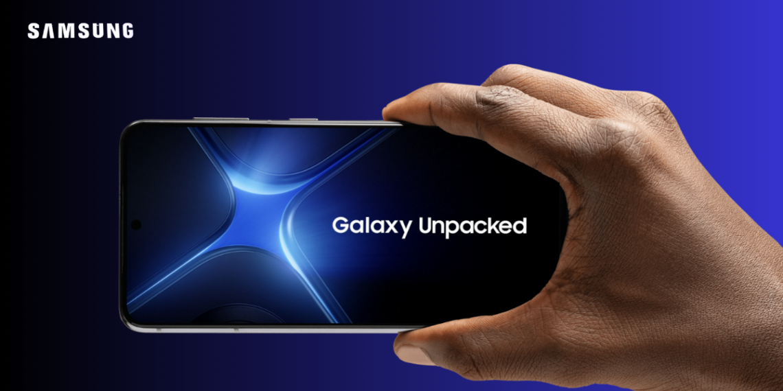 صورة توضيحية لهاتف سامسونج Galaxy S25 الجديد مع واجهة One UI 7 وخلفية الحدث Galaxy Unpacked 2025.