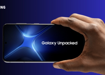 صورة توضيحية لهاتف سامسونج Galaxy S25 الجديد مع واجهة One UI 7 وخلفية الحدث Galaxy Unpacked 2025.