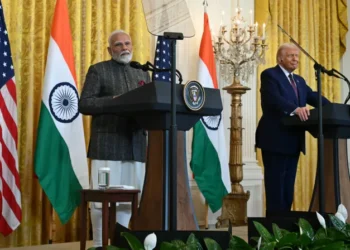 ترامب يستقبل مودي بعناق... ويهدد الهند برسوم جمركية جديدة