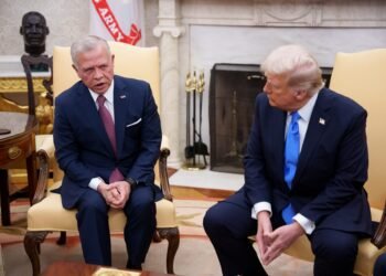 ترامب يعيد طرح فكرة تهجير سكان غزة بحضور ملك الأردن