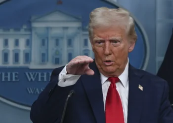 ترامب يكشف خطته لغزة: تهجير وتطوير عقاري بواجهة سياسية