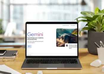 لقطة شاشة توضح كيفية استخدام Google Gemini 2.0 لتحليل ومشاهدة فيديوهات YouTube بدون الحاجة لمشاهدتها بالكامل.