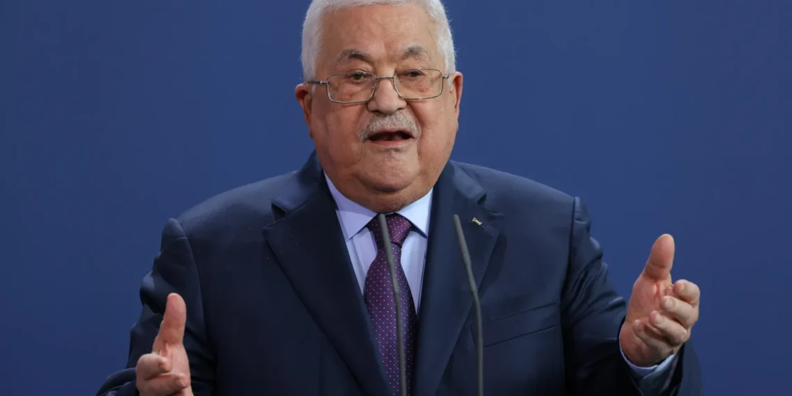 عباس يلغي مخصصات الأسرى والشهداء.. وحماس تعتبره "تخليًا عن الثوابت"