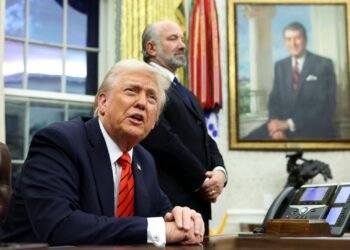 ترامب يشعل حرب الرسوم الجمركية: "المعاملة بالمثل" هي الحل