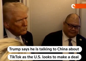 ترامب يعلن عن مناقشات لشراء تيك توك وسط التوترات التجارية بين الولايات المتحدة والصين.