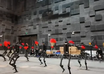 الروبوتات الصينية تؤدي رقصة "يانجو" التقليدية في مهرجان الربيع الصيني باستخدام تقنيات الذكاء الاصطناعي والتفاعل مع الموسيقى.