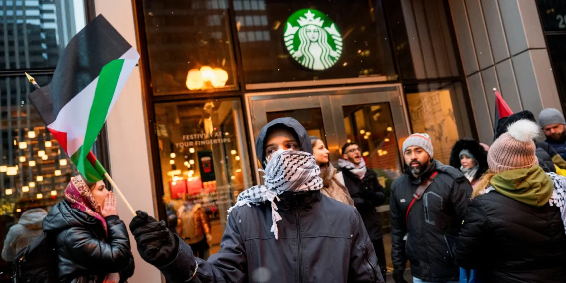 ستاربكس تتخبط تحت وطأة المقاطعة: تسريح 1100 موظف وسط أزمة متفاقمة